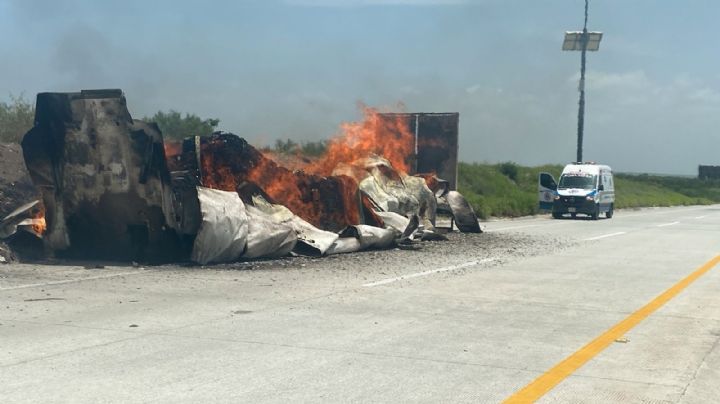 Tráiler se incendia y el fuego arrasa con toneladas de sacos de Maseca