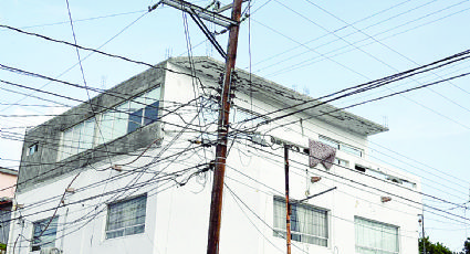 Exceso de cables: un peligro latente y contaminan visión en Nuevo Laredo