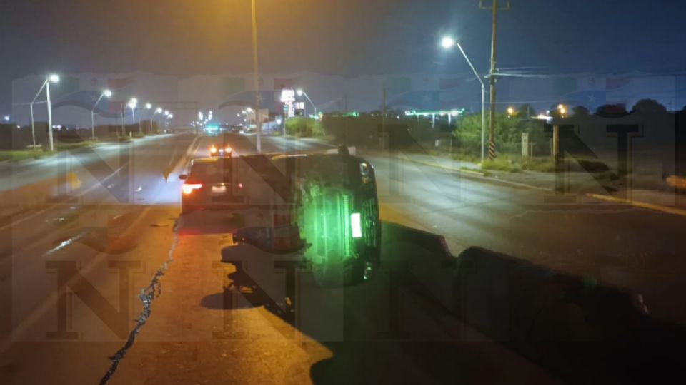 La camioneta quedó en medio de la avenida.