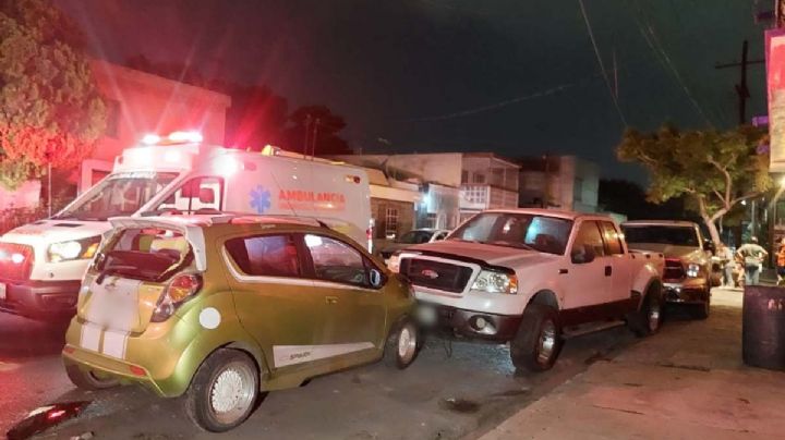 Tráiler descontrolado deja 2 lesionados y autos dañados; conductor se dio a la fuga