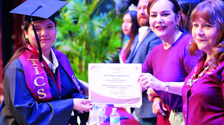 Acaban 650 jóvenes la prepa municipal; alcaldesa de Nuevo Laredo es madrina de generación