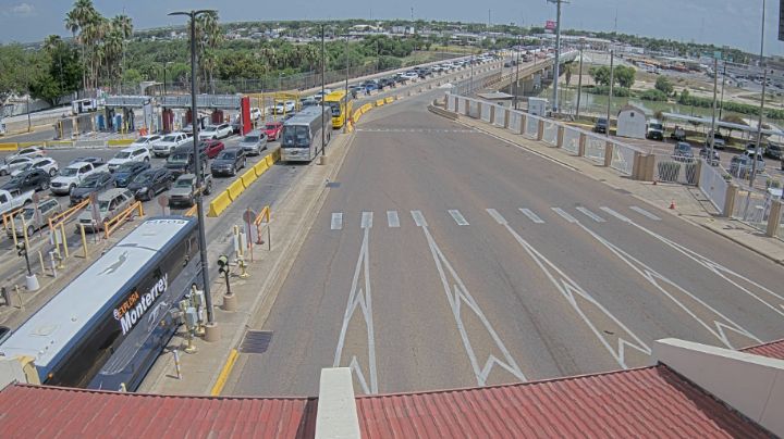 Se registran largas filas en puentes fronterizos de Texas tras falla global de Microsoft