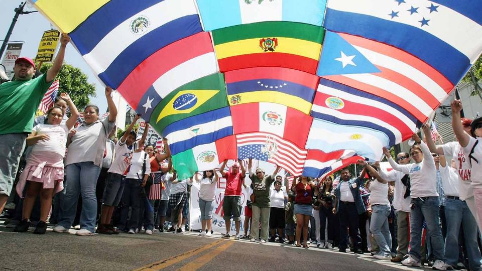 Los latinos que hablan español son provenientes de países como México, El Salvador, Guatemala, y Puerto Rico.