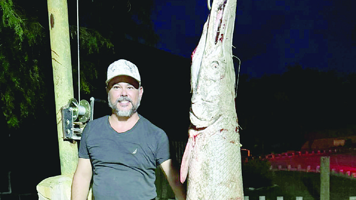 Pescador buscaba un bagre en el río Bravo; ¡captura un catán gigante!