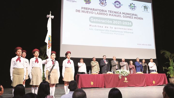Egresan alumnos de la Preparatoria Técnica Manuel Gómez Morín