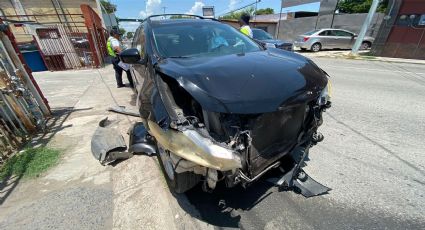 Chocan a Jesús en la Colonia Guerrero; mujer con su Murano se pasa la luz roja