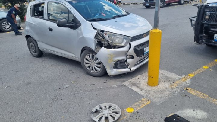Mujer causa accidente en estacionamiento y manda a una persona al hospital San José