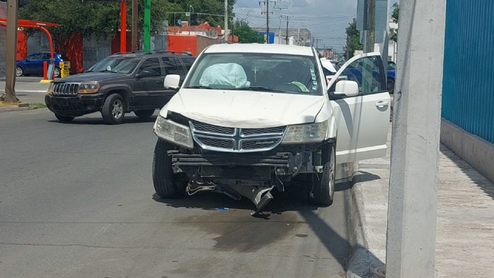 Por pasarse el rojo, joven provoca aparatoso choque en Nuevo Laredo