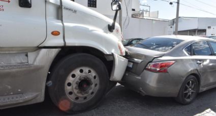 Tráiler le pega por detrás a vehículo a un costado de Paseo Reforma en Nuevo Laredo