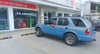 Abuelito se estrella contra ventanal de farmacia en la Colonia Guerrero; no pudo frenar su camioneta