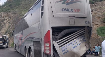 Tráiler se queda sin frenos en carretera Los Chorros; impacta autobús que viajaba a Laredo, Texas