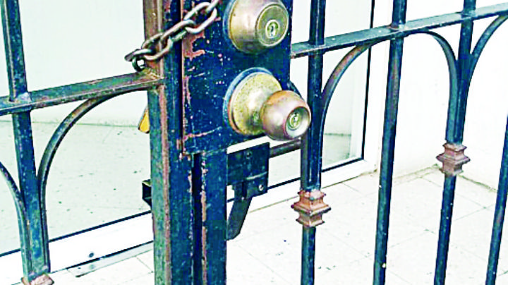 Ahora colocaron candados a clínica en Nuevo Laredo