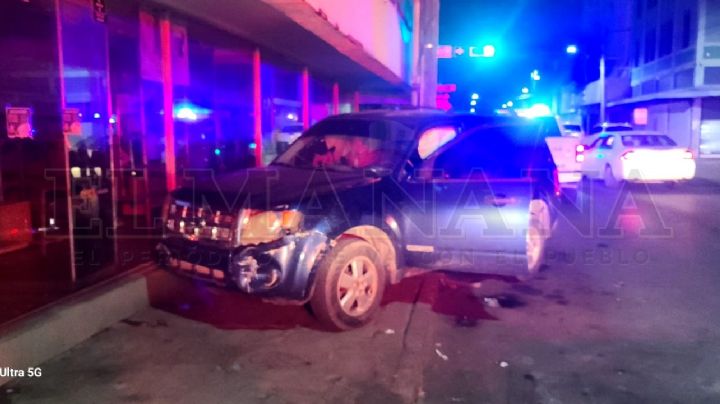 Quiso ganarle al semáforo y provocó choque en Avenida Guerrero; casi se da a la fuga