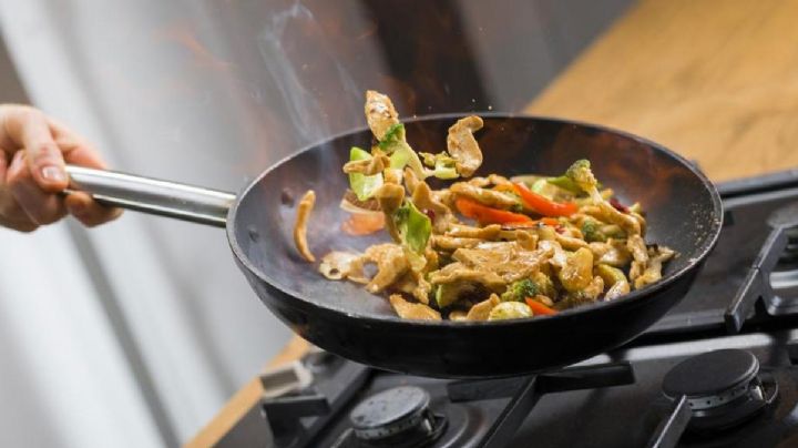 Sartenes antiadherentes aumentan casos de 'gripe de teflón'; piden precaución en su uso
