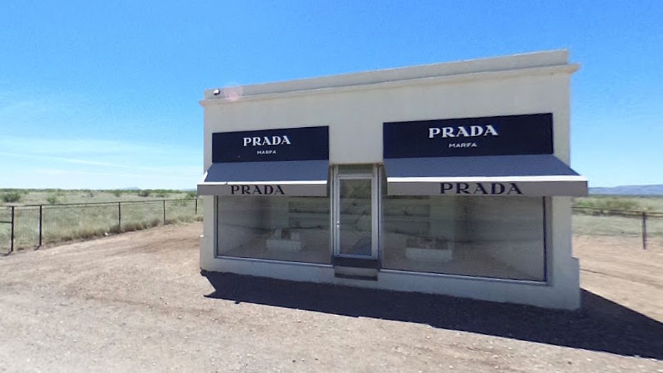 La tienda Prada en medio del desierto