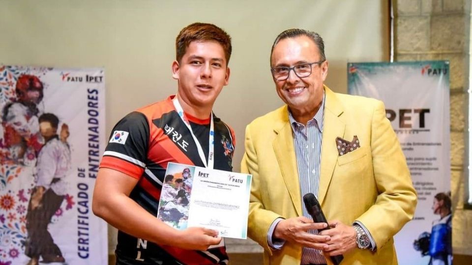 Luis Fernando Zambrano Jiménez recibe su certificado como entrenador.