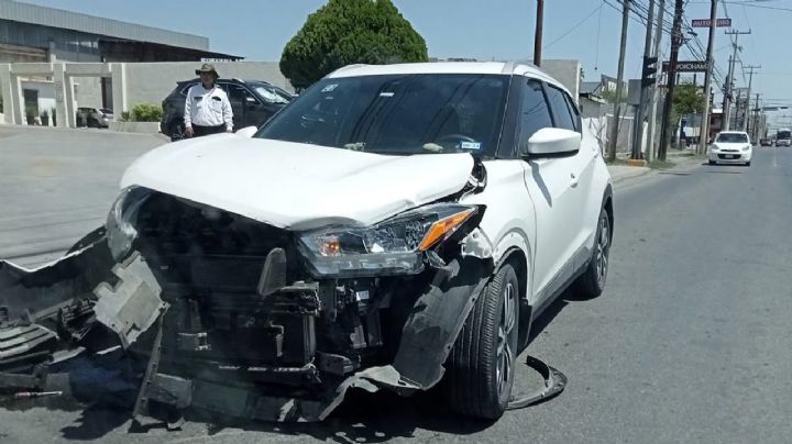 Un joven y una abuelita ocasionan choque en la López de Lara; ambos alegan tener la luz verde