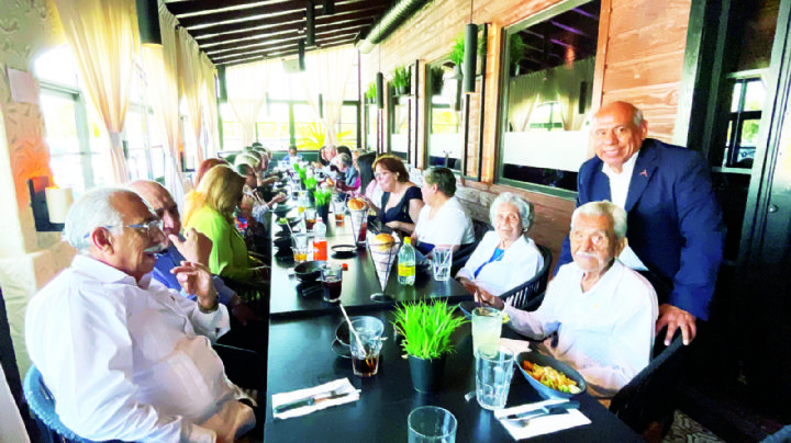 Reconocen trayectoria de docente de 100 años