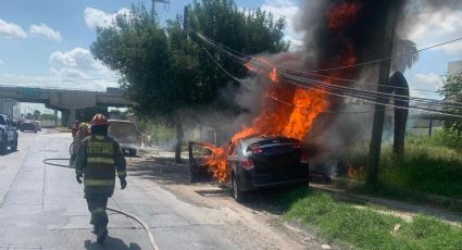 Se quema 'Cruze' al circular por el Colosio, solo quedó el chasis