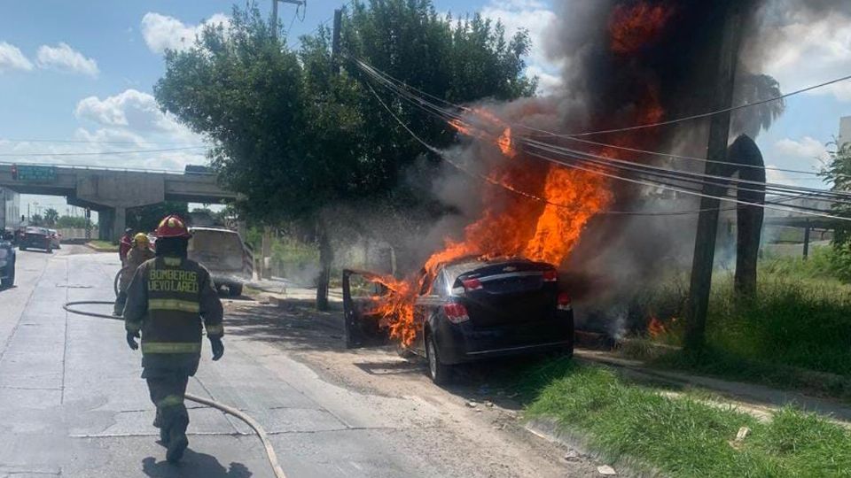 Las llamas destruyeron el auto