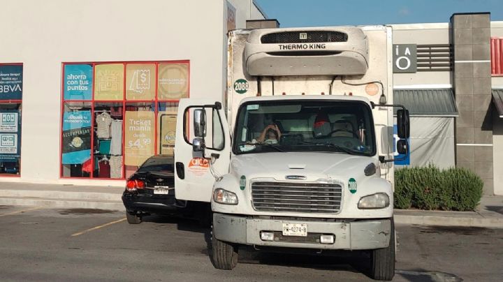 Chofer de un Freightliner no calcula la maniobra y choca un Cruze en plaza comercial