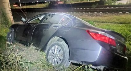 Conductor pierde el control cae en una zanja y abandona vehículo en la Carretera Anáhuac