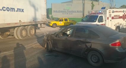 Jovencitos casi se matan al chocar contra tráiler en la Carretera Aeropuerto en Nuevo Laredo