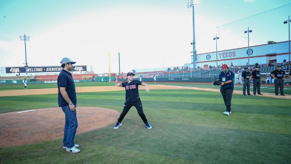 Jennifer “La Traviesa” Lozano lanzó la primera bola en juego de Tecolotes y Algodoneros