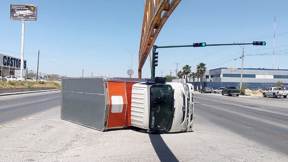 El camioncito terminó volcado en la Carretera Aeropuerto