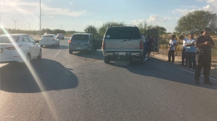 Se salva de puro milagro: joven choca de frente contra gran camioneta en bulevar Municipio Libre