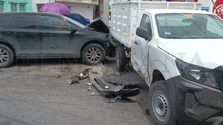 Aparatoso accidente en Avenida Reynosa deja camionetas destrozadas