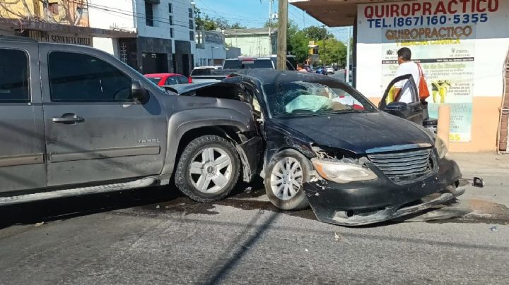 Camioneta choca brutalmente auto de abuelitos que iban al Seguro en Nuevo Laredo