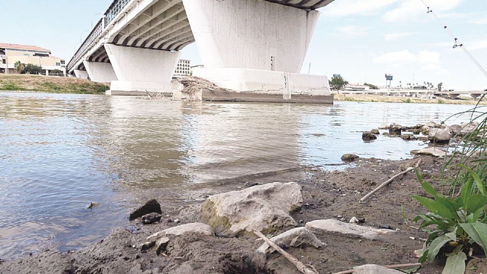 En el área de los puentes se nota el bajo nivel del río Bravo.