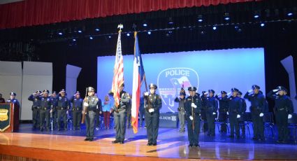 Tiene Laredo, Texas, 13 nuevos policías; toman juramento para proteger y servir