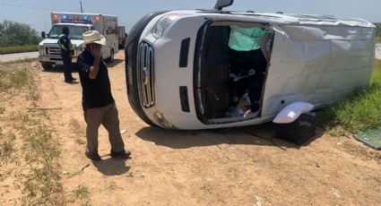 Paisanos se salvan de morir tras volcarse en camioneta en el Libramiento Mex-2; quedó destrozada