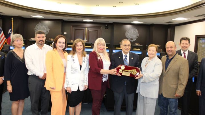 Ninfa Deándar Martínez: reconocen en Laredo su liderazgo y brillante trayectoria periodística