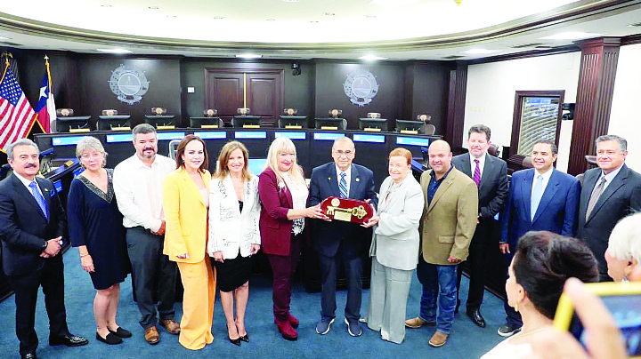 ‘Ninfa Deándar es fuerza y valentía’: le entregan llaves de Laredo, Texas | VIDEO
