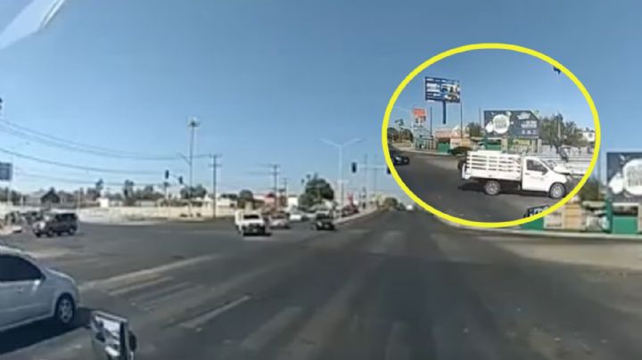 Repartidor en motocicleta sale volando al chocar contra camioneta | IMÁGENES FUERTES