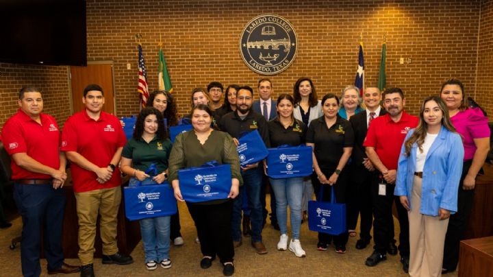 Alumnos del Laredo College reciben computadoras portátiles donadas por Consulado General de México