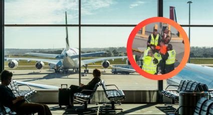 Pasajero ‘arranca’ la puerta de un avión y baja por el ala tras aterrizar | VIDEO