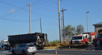 Se incendia carga de tráiler en Laredo; transportaba chatarra a 'Yonque'