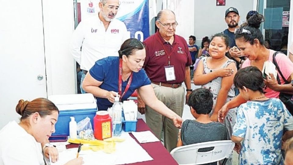 Centenares de personas acudieron a completar los esquemas de vacunación de sus hijos y a la vez se inmunizaron contra covid, VPH, entre otros.