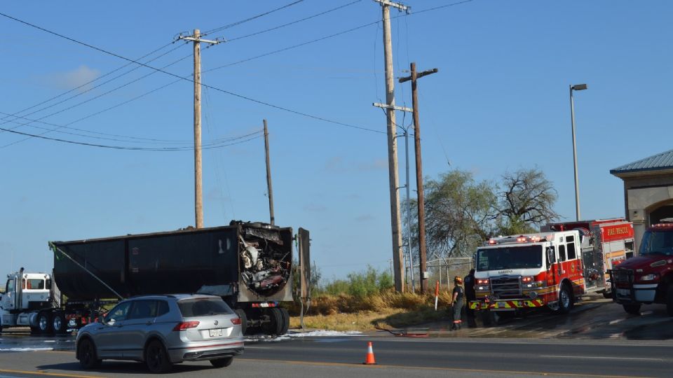 Se incendió carga de tráiler que transportaba autos chatarra