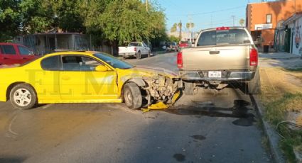 Choca su auto contra camioneta en Nuevo Laredo; venía ebrio y distraído con el celular