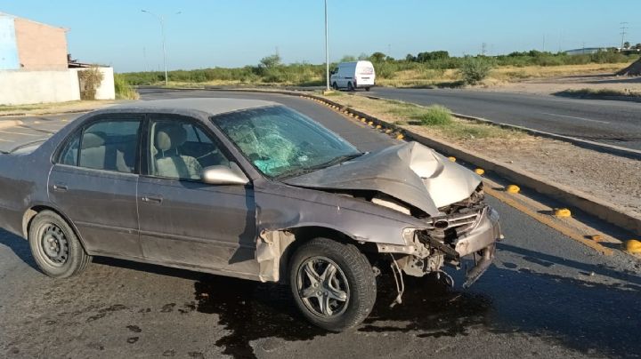 Se estrella contra poste y abandona auto cerca de las Casas Geo en Nuevo Laredo