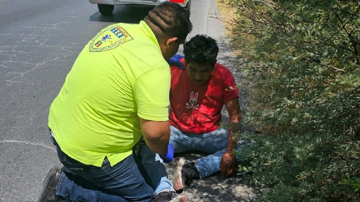 Hombre es atropellado por una joven conductora en la carretera Anáhuac; sale ileso de milagro