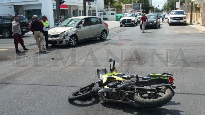 Motociclista sufre aparatoso accidente en la Colonia Guerrero de Nuevo Laredo; se salvó de milagro
