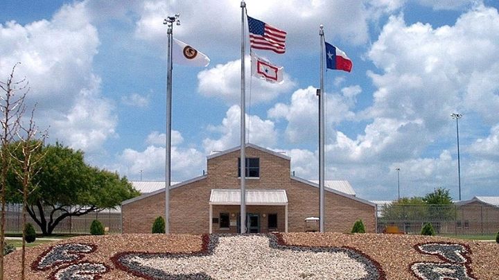 Celador podría pasar hasta 15 años en cárcel de Texas; metía cigarros de forma ilegal