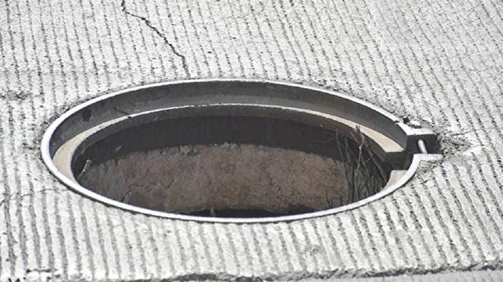 El grave riesgo de la práctica de quitar las tapas de las alcantarillas durante la lluvia