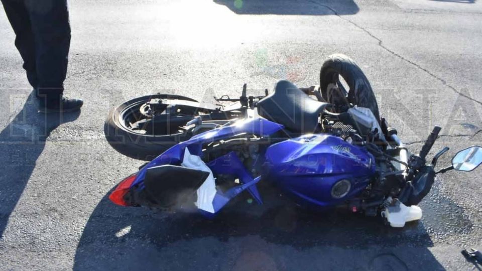 La imprudencia de la conductora del auto causaron el aparatoso accidente que casi termina con la vida del joven motociclista